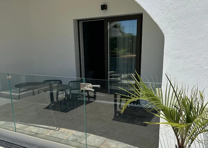 Malpique Heated Pool & Jacuzzi Guest House